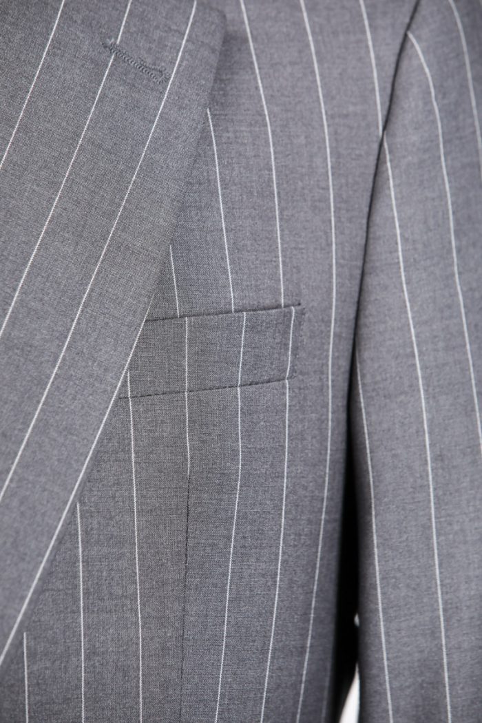 Costum Gri în Dungi – Autoritate și Stil - imagine 2