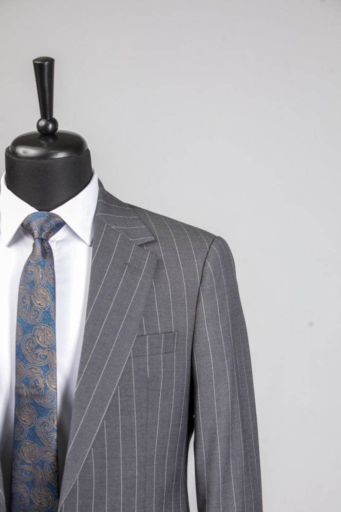 Costum Gri în Dungi – Autoritate și Stil - imagine 3